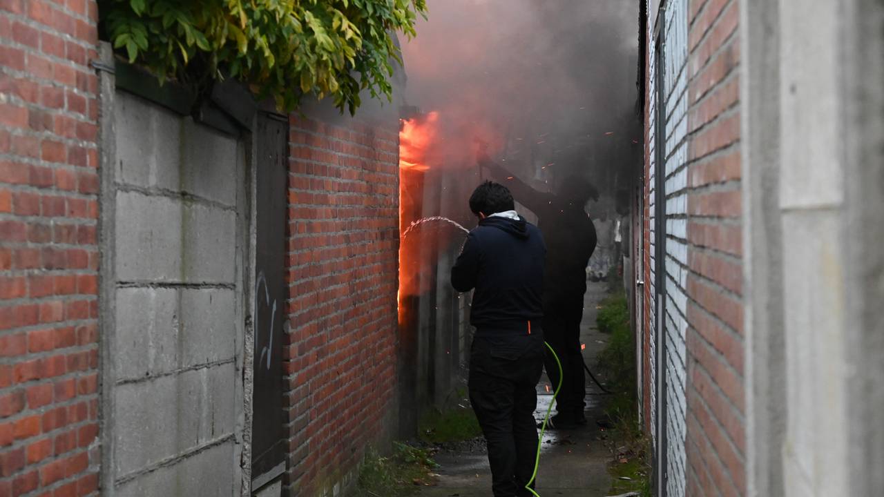 Schuur vliegt in brand, buurtbewoners grijpen direct in met tuinslang