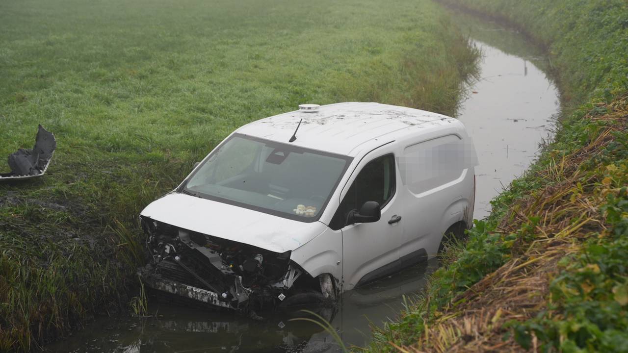 Het busje bleek al sinds eerder die ochtend in de sloot te liggen. (Foto: Erik Haverhals / Persbureau Heitink.)