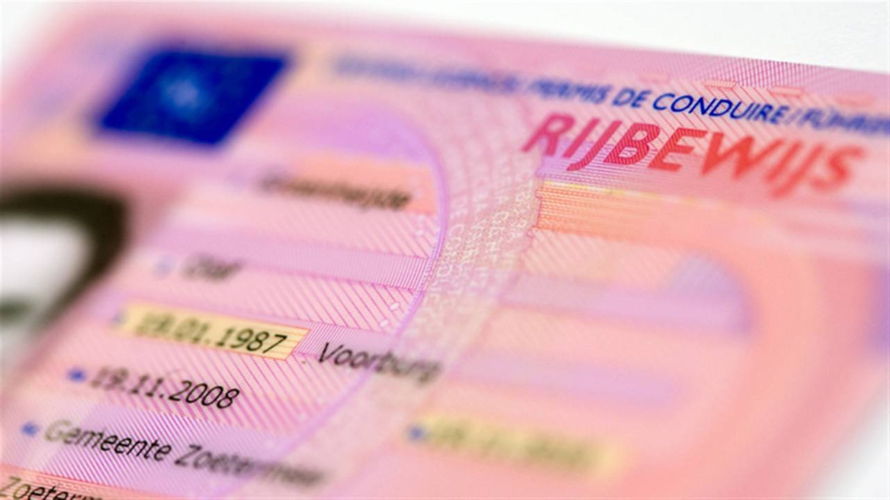 Deze jonge bestuurder is zijn rijbewijs snel kwijt (archieffoto: ANP).