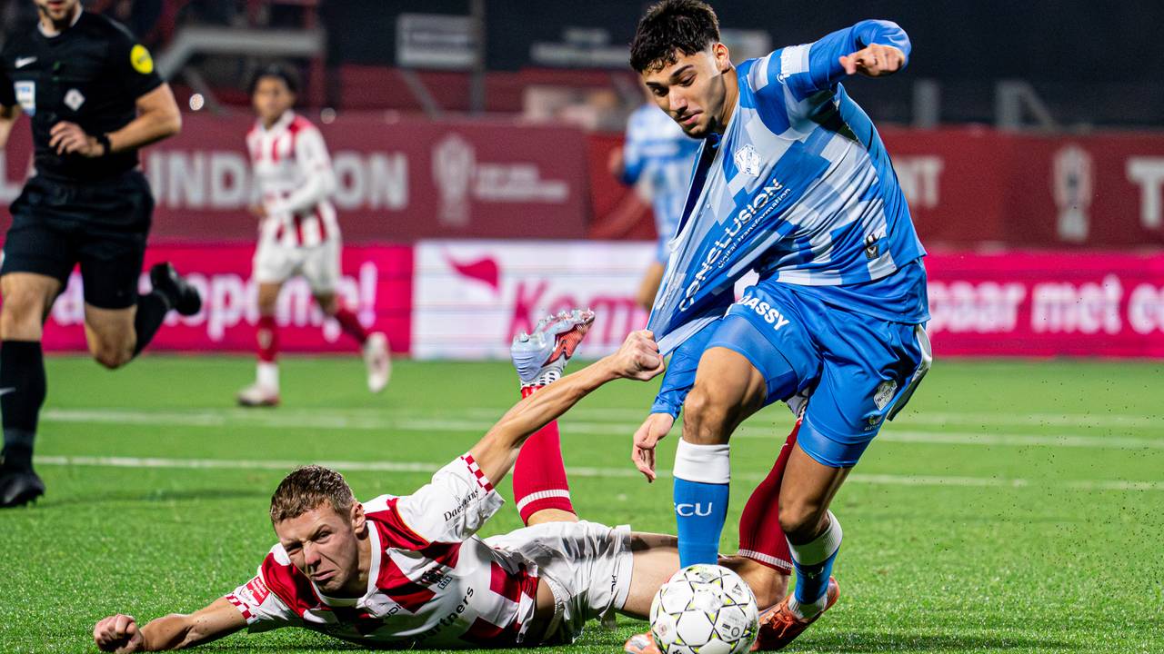 TOP Oss-speler Delano Vianello verliest een duel van FC Utrecht-speler Emirhan Demircan (foto: Gabriel Calvino Alonso/Orange Pictures).