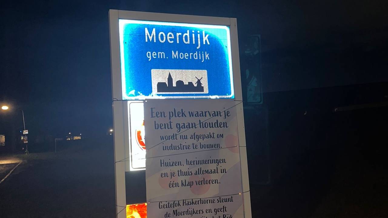Het bord dat eerst in Moerdijk stond (foto: Geitefok de Wiite Sik).