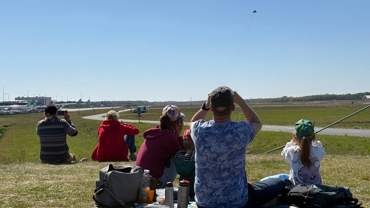 Een gezin kijkt naar een opstiigende F-35 op Eindhoven Airport (foto: Ruud Ritzen).