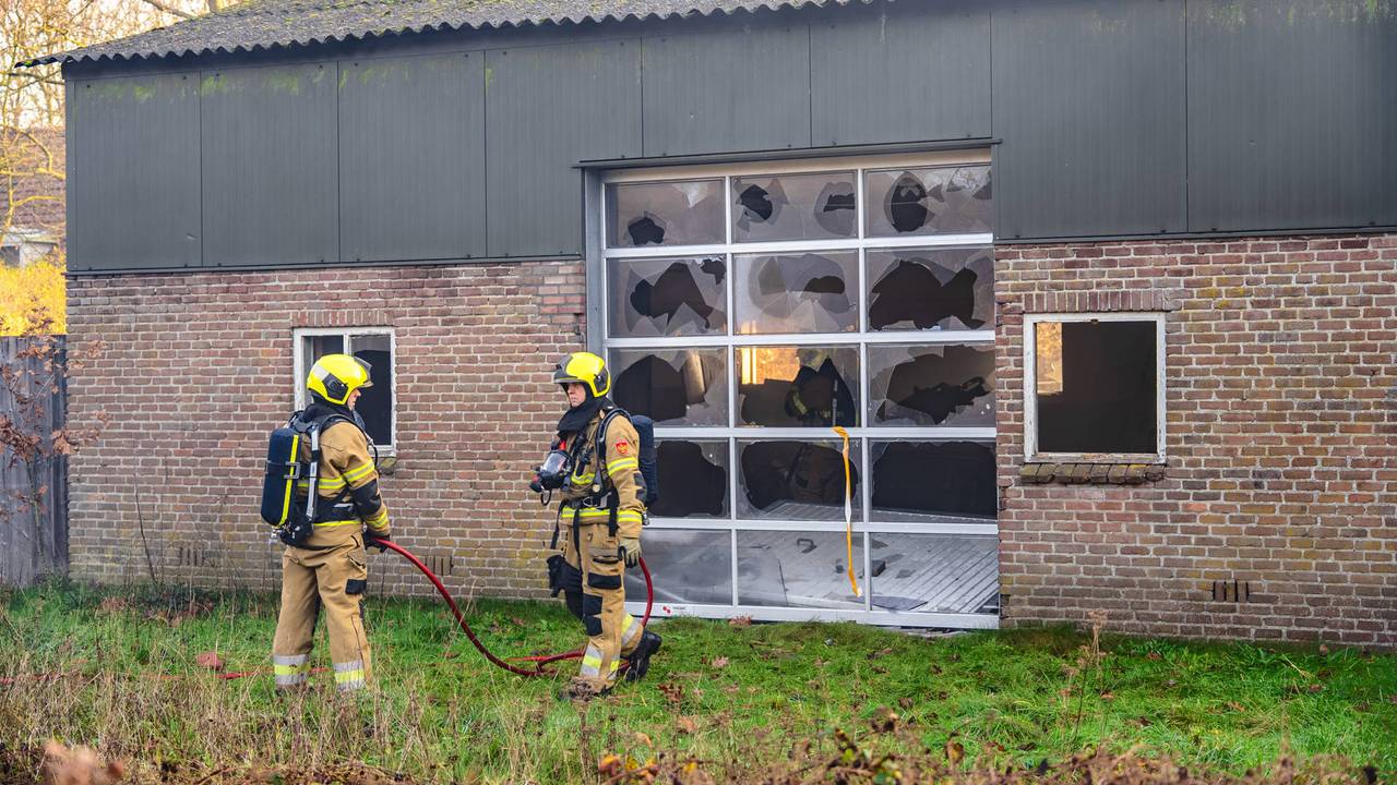 Brand in loods vermoedelijk door vuurwerk (foto:  Lucas Lammers / Persbureau Heitink)