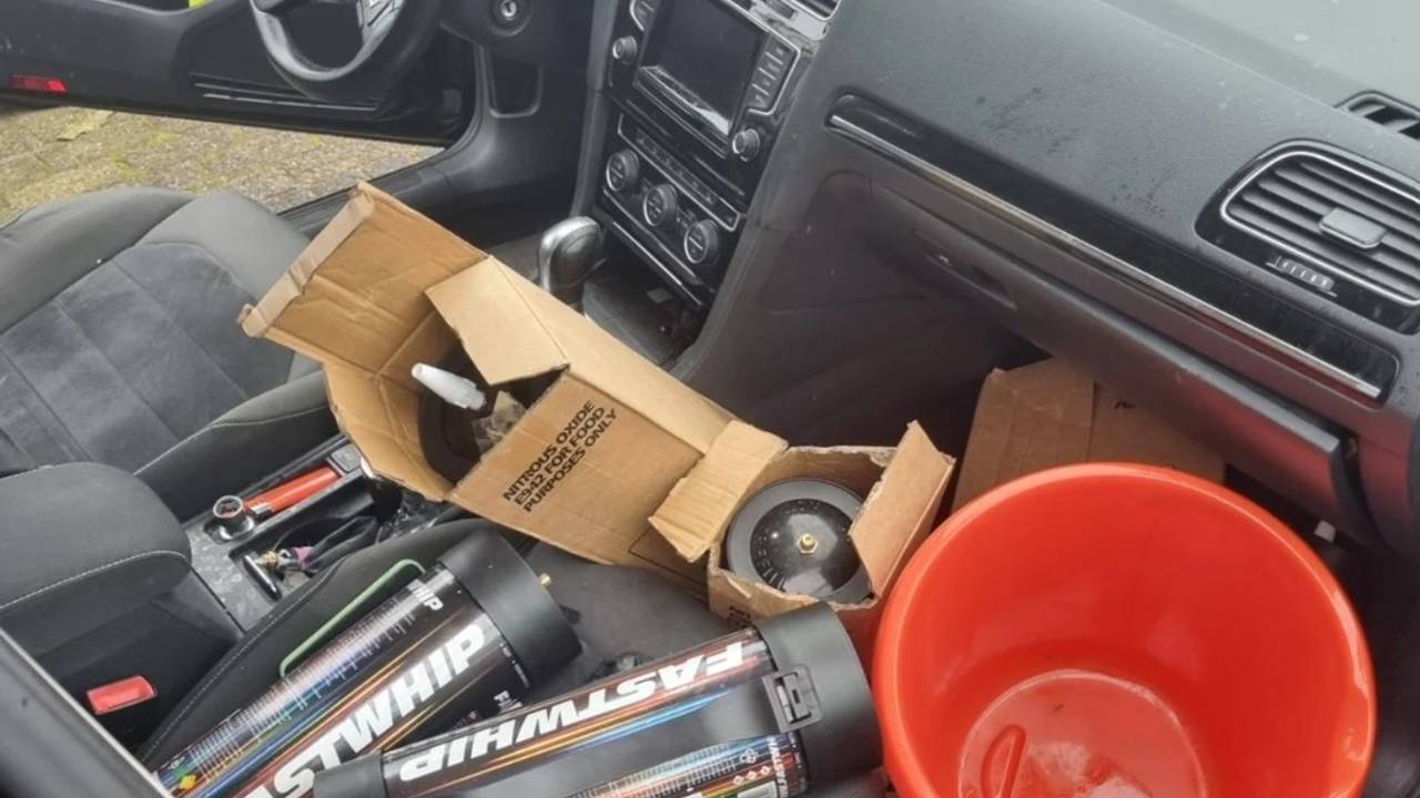 Een man werd in Den Bosch aangehouden met negen cillinders lachgas (Foto: Instagram / Wijkagent_denbosch_hintham.)