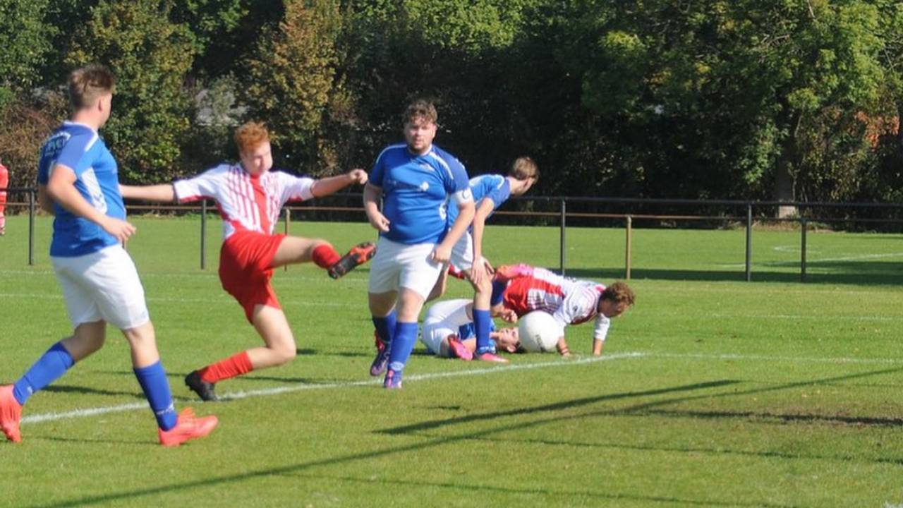 Avanti '31 7 (in het blauw) heeft het zwaar in de competitie.