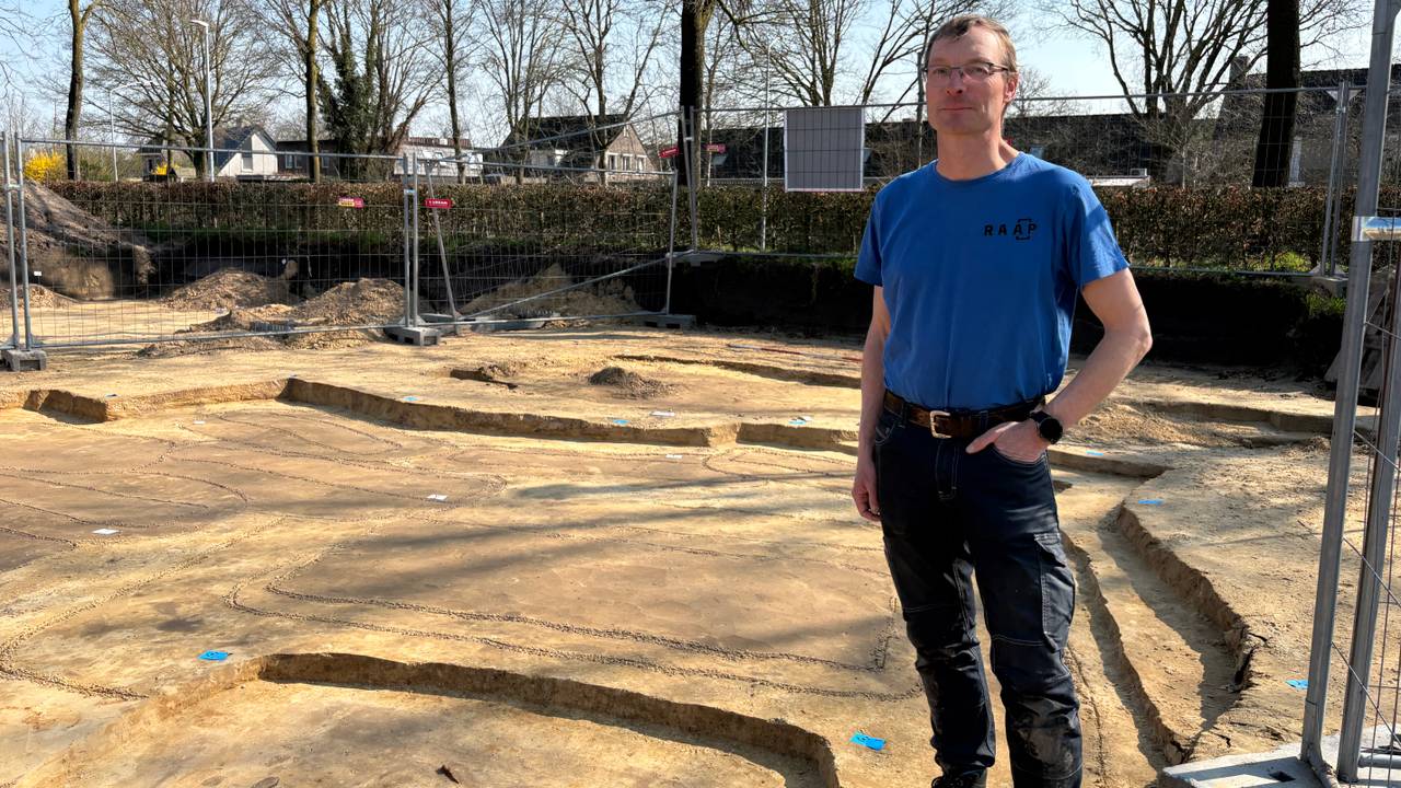 Archeoloog Martijn Bink kan zijn geluk niet op met de bijzondere vondsten (foto: Omroep Brabant).
