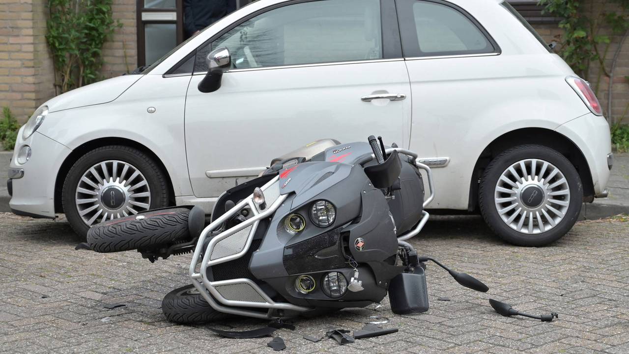 De scooter kwam ten val tegen een geparkeerde auto (foto: Perry Roovers / Persbureau Heitink).