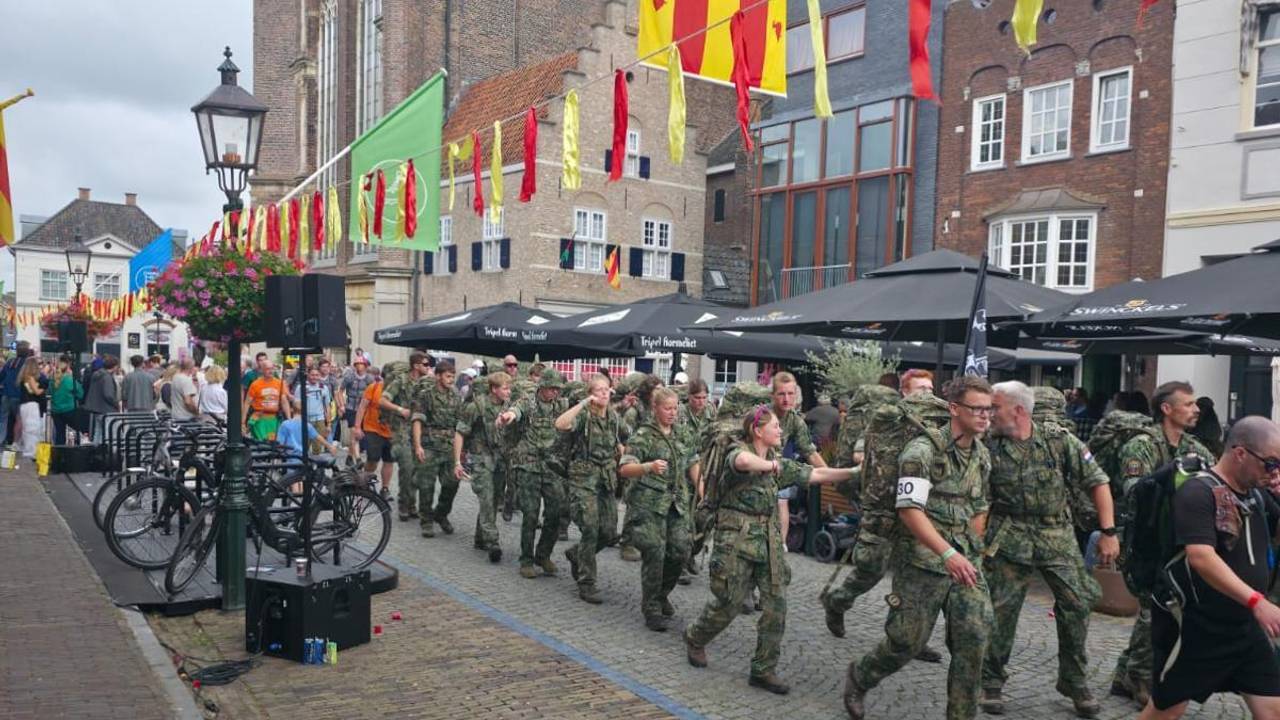 Militairen en andere wandelaars van de Nijmeegse Vierdaagse komen door het Brabantse Grave (foto: via Leon Voskamp).