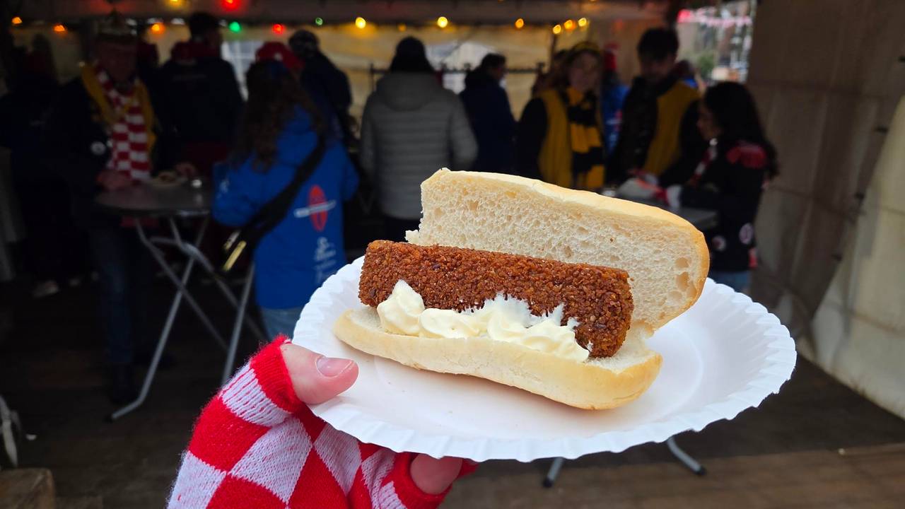 Een broodje kroket mag niet ontbreken bij het carnavalsontbijt (foto: Omroep Brabant). 