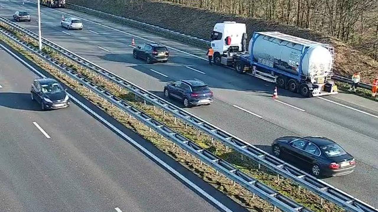 Vrachtwagen met pech op de A58 (foto: Rijkswaterstaat Verkeersinformatie).