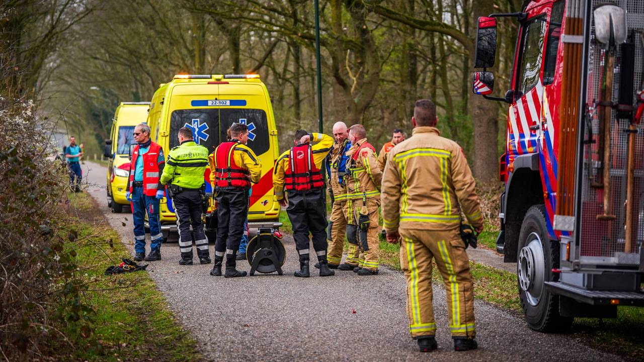 Na de vondst van het lichaam in het water in Son werden meerdere hulpverleners opgeroepen (foto: Persbureau Heitink).