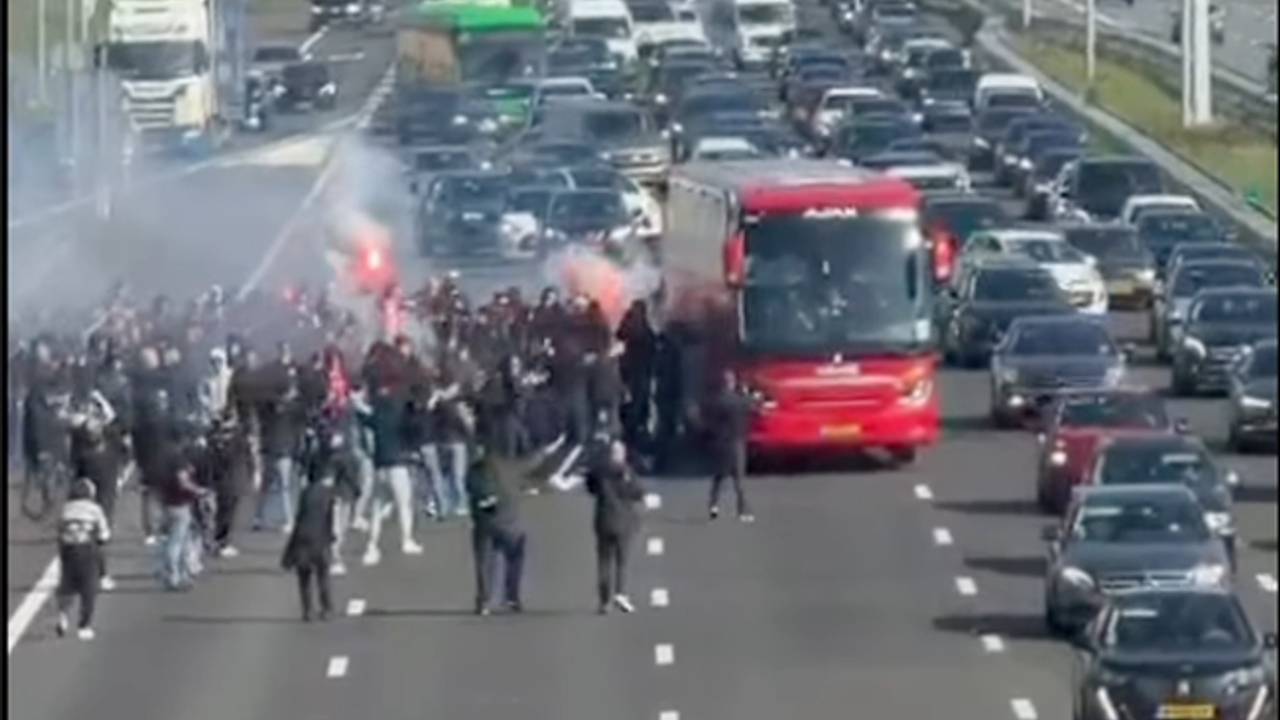 Ajax-fans moedigen de spelers aan op weg naar de Kuip. Screenshot: Instagram/@fside