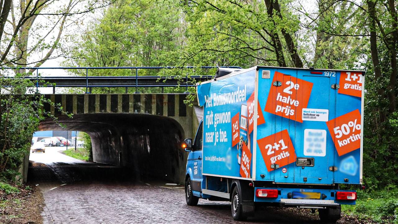 De bestuurder van het busje had de hoogte van het viaduct verkeerd ingeschat. (Foto: Erik Haverhals / Persbureau Heitink.)