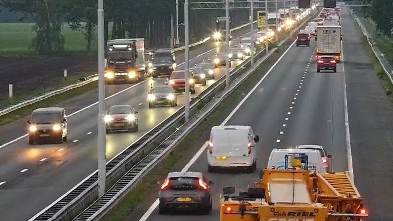De rechterrijstrook is dicht zodat de hulptroepen veilig hun werk kunnen doen (foto: Rijkswaterstaat).