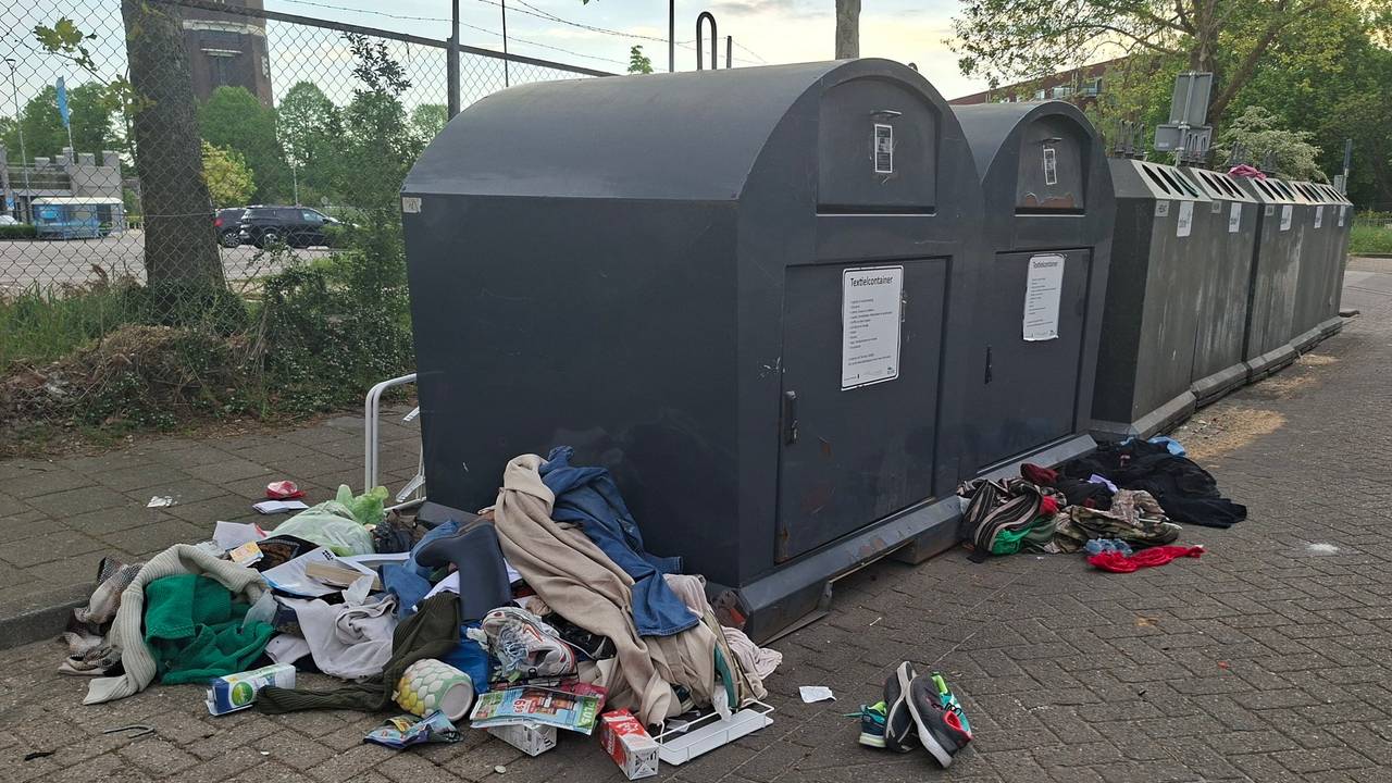 In de Waardstraat wordt niet alleen kleding gedumpt, maar ook afval (foto: Peter Hendrikx).