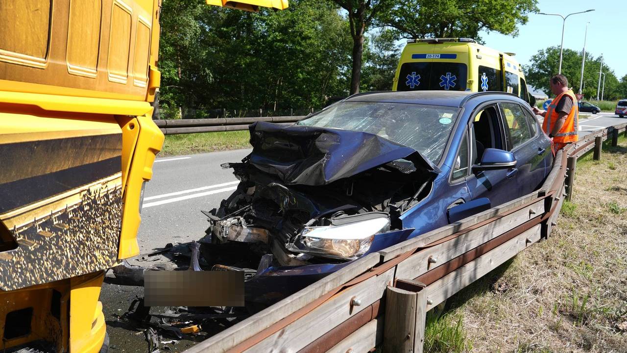 De automobiliste en het kindje raakten gewond (foto: Jeroen Stuve / Persbureau Heitink).