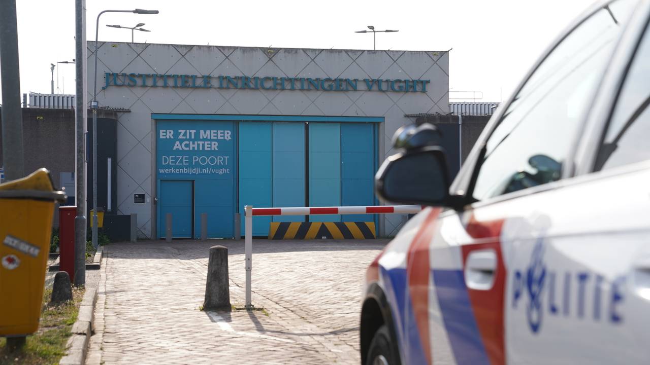 Een politieauto wacht na de celbrand voor de poort van de PI Vught (foto: Bart Meesters/Persbureau Heitink).
