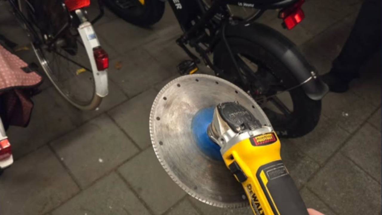 Twee fietsendieven zijn woensdagavond op heterdaad betrapt in Tilburg (foto: politie_leijdal op Instagram).