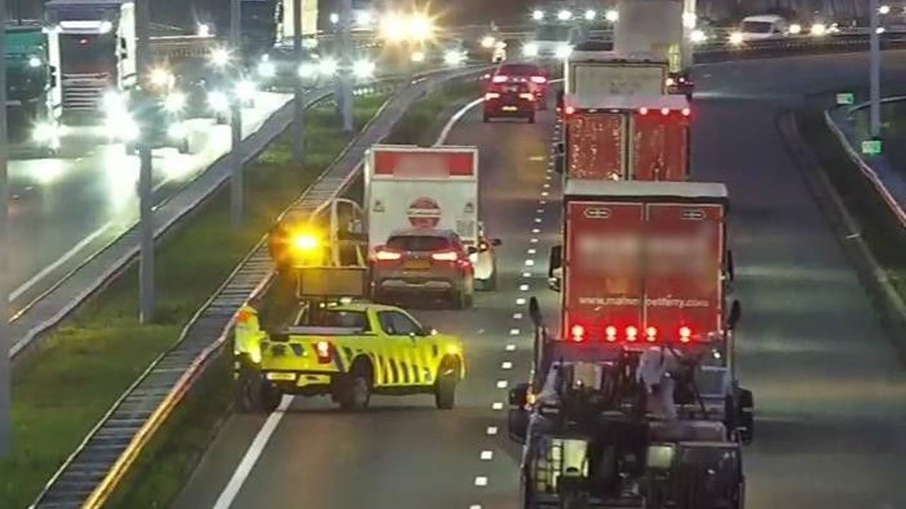 De linkerrijstrook was een tijdje dicht door het ongeluk (foto: Rijkswaterstaat).