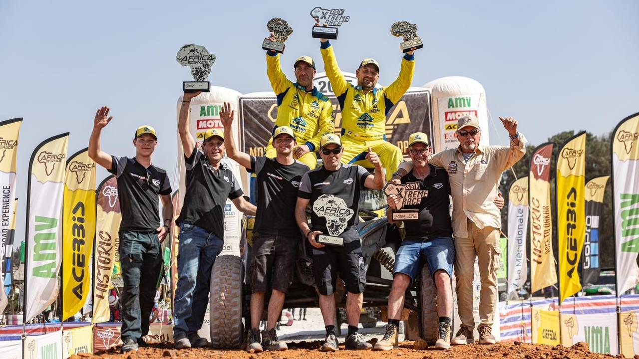 Martijn van den Broek (rechts op schouder) in Africa Eco Race.