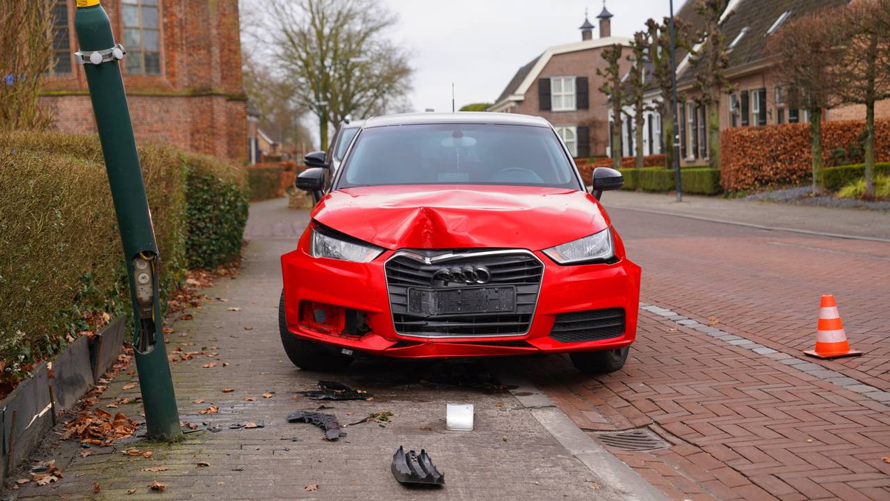 Auto raakt van de weg en botst tegen lantaarnpaal in Helvoirt