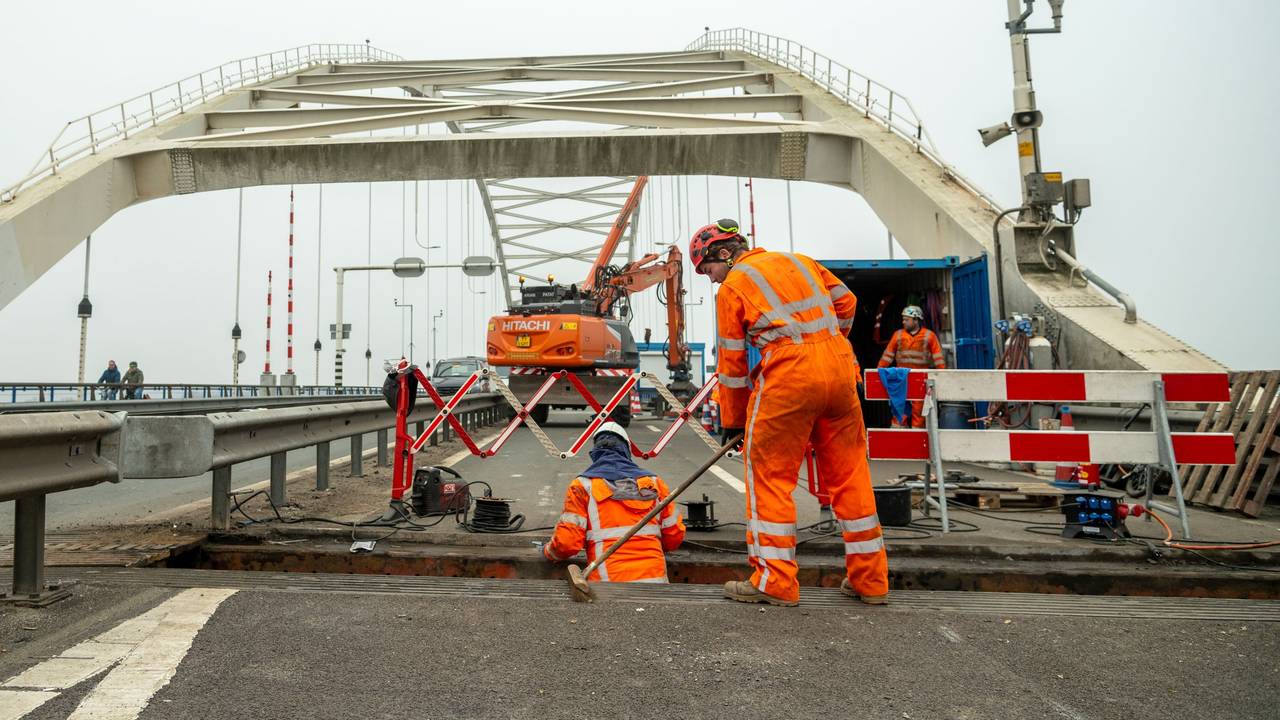 Rijkswaterstaat gaat dit weekend aan de slag op de Merwedebrug (foto: Rijkswaterstaat).