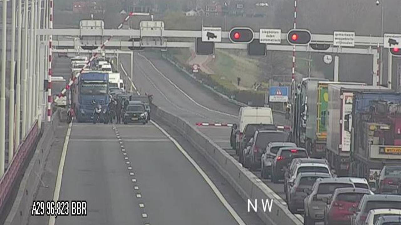 De Haringvlietbrug is dicht (foto: Rijkswaterstaat Verkeersinformatie).