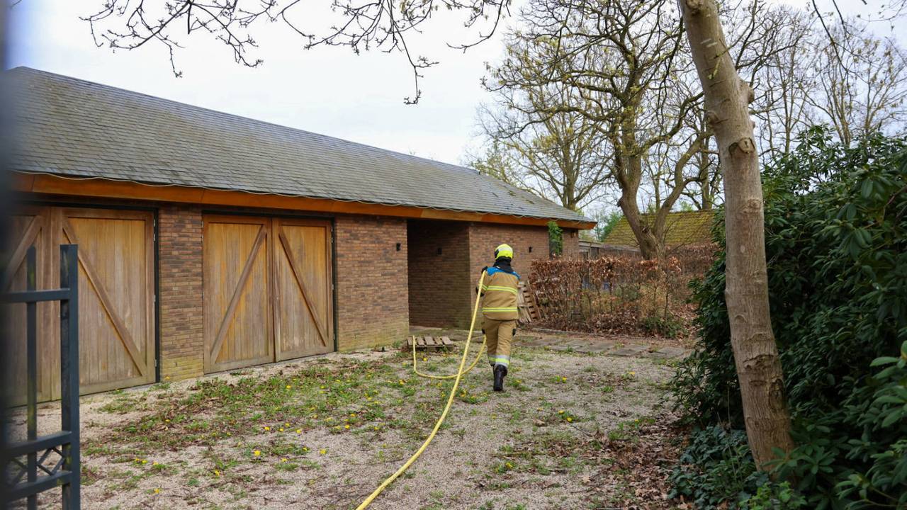 Brand in bijgebouw in Uden, vlammen snel onder controle