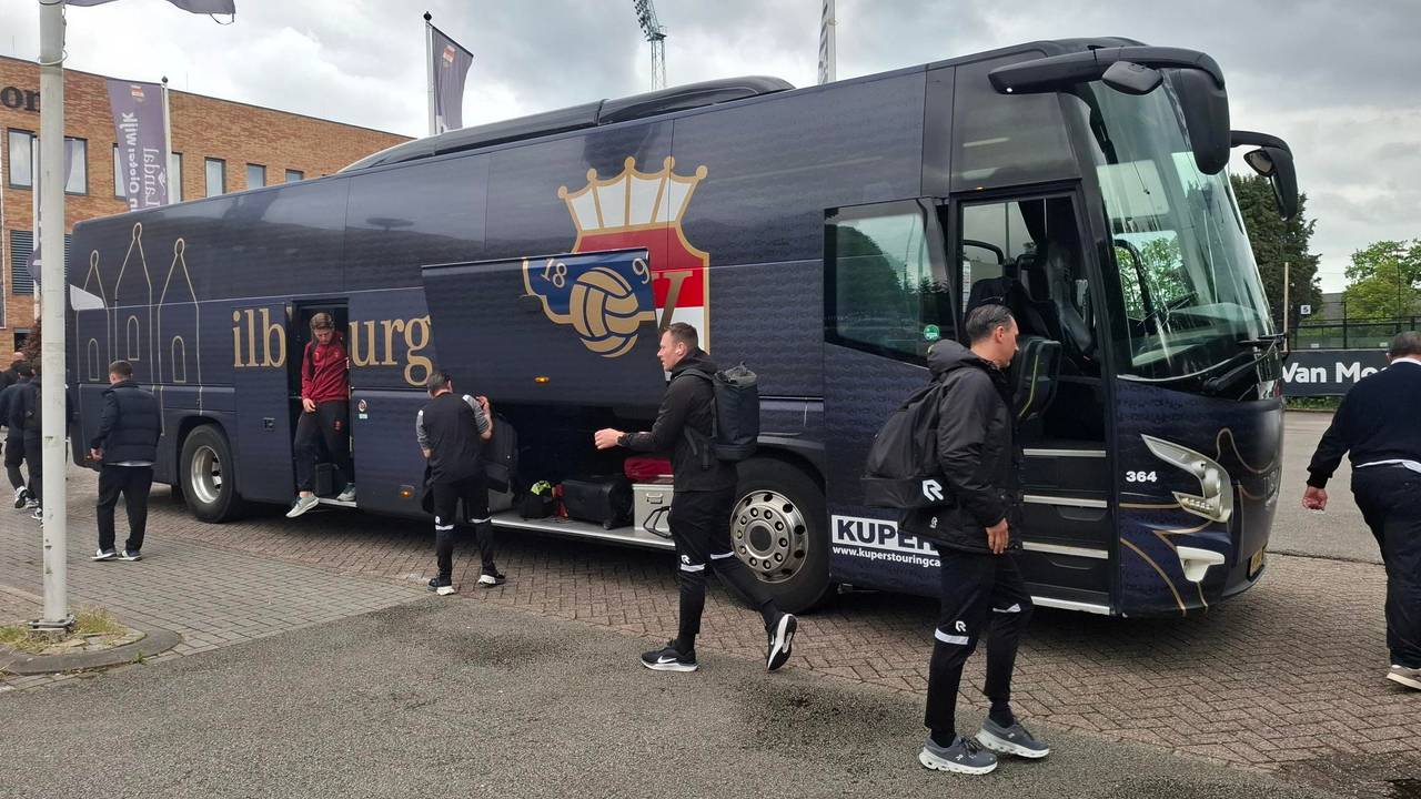 De spelersbus van Willem II arriveert (foto: Leon Voskamp).