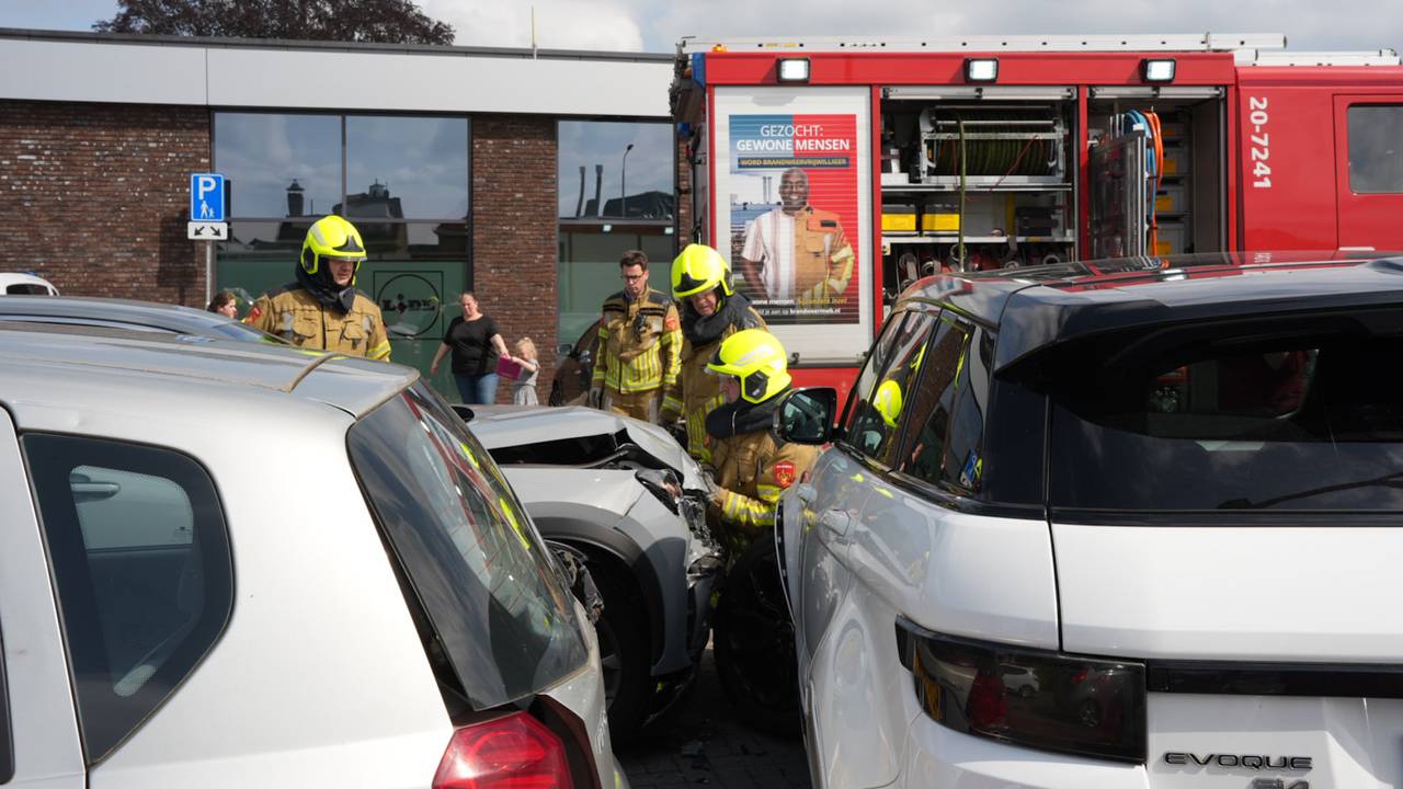 Man raakt onwel en botst tegen auto's op parkeerplaats van supermarkt