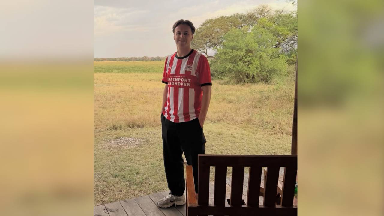 Robbie van de Graaf deelde een vakantiekiekje in een onbekend PSV-shirt