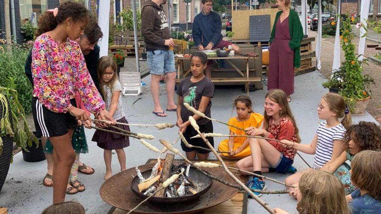 De Jan van der Leestraat in Tilburg verandert iedere zomer in een leefstraat (foto: Tegest Pecht-Guido).