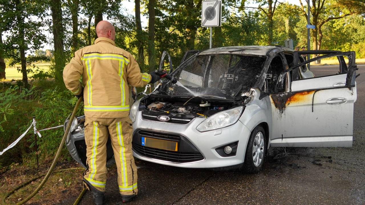 Auto vliegt spontaan in brand tijdens het rijden
