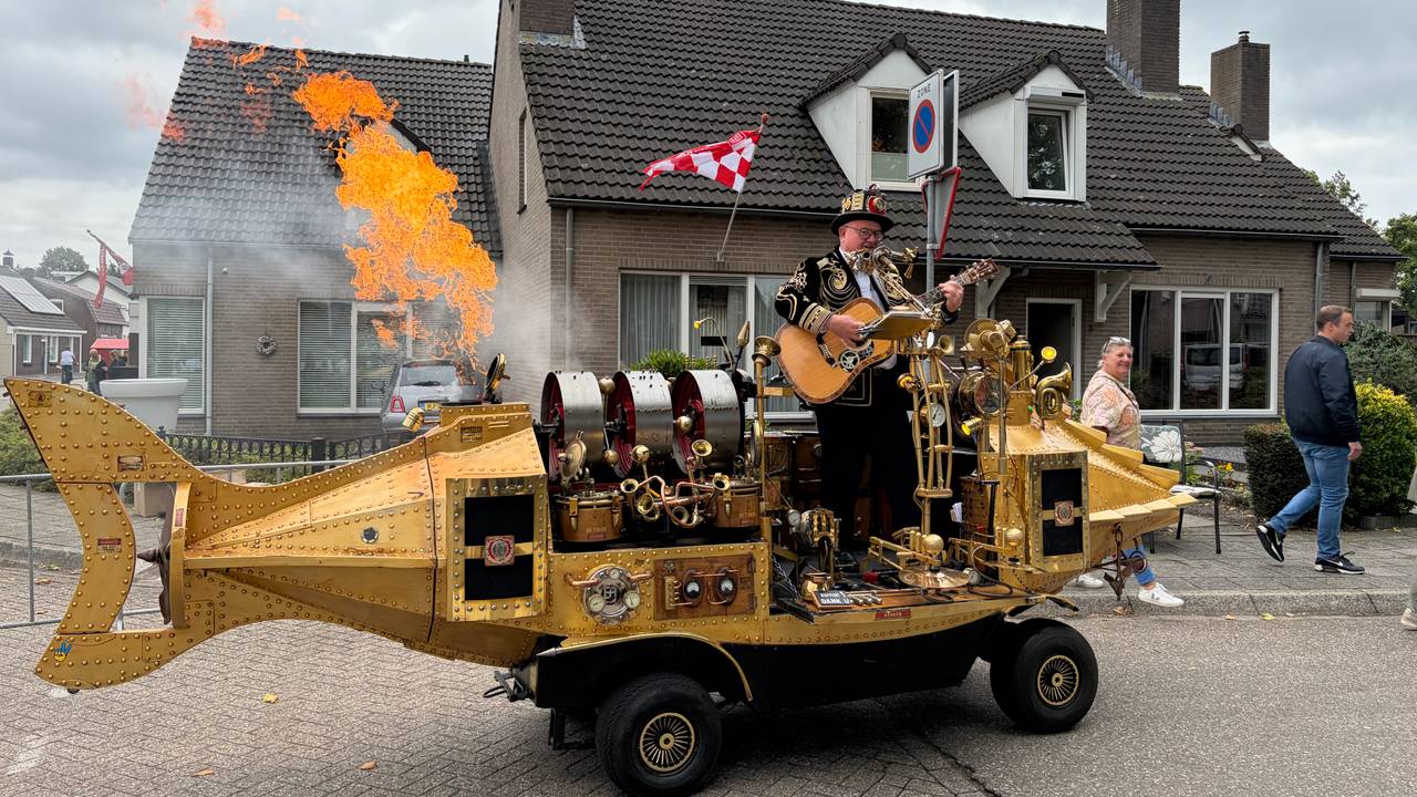 Deze man vermaakt het publiek met muziek (foto: Lobke Kapteijns).