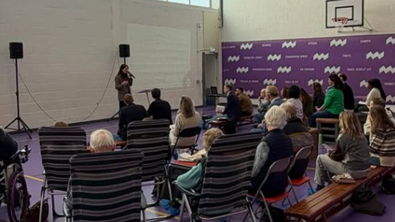 Goed Nieuws Eindhoven houdt dienst in een gymzaal in Eindhoven (foto: Goed Nieuws Eindhoven)