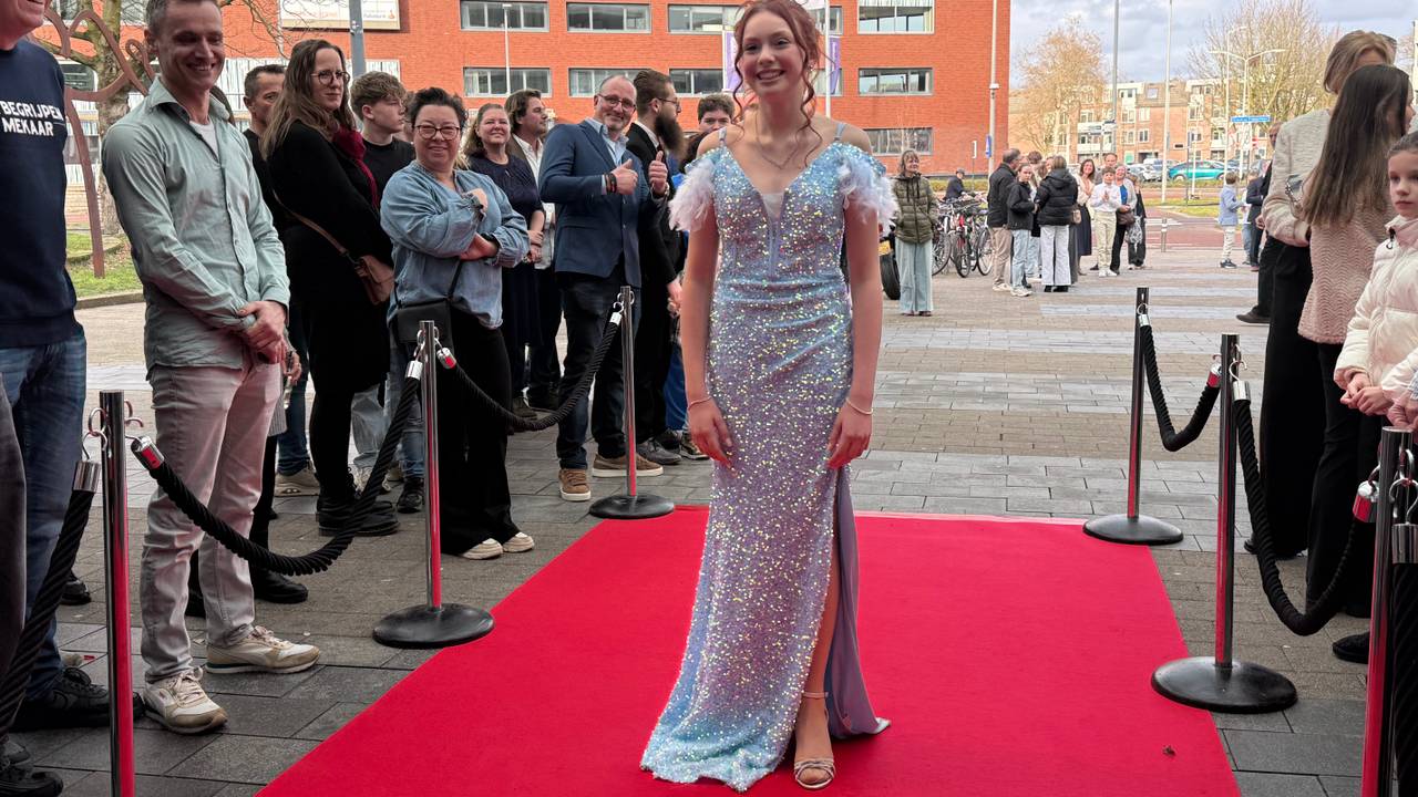 Lisanne straalt op de rode loper (foto: Jos Verkuijlen).