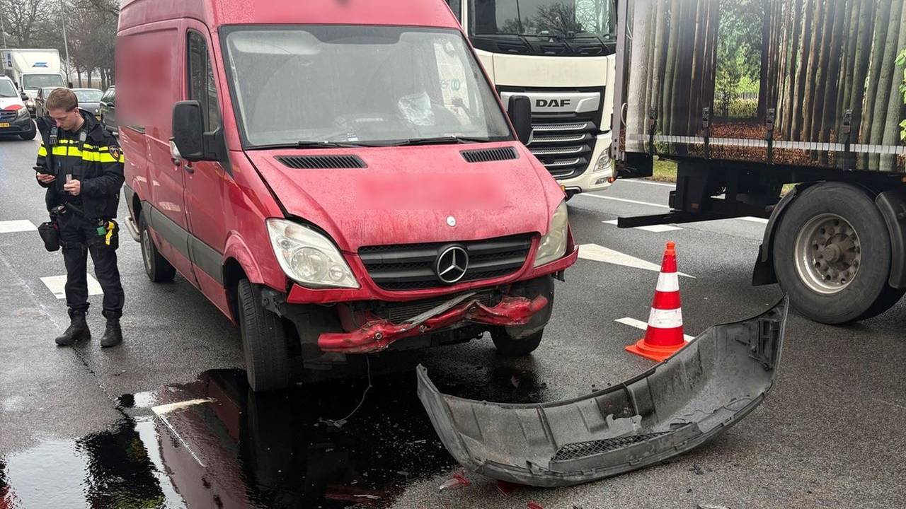 Door een ongeluk op de A65 ligt er veel olie op de weg (foto: Rijkswaterstaat)