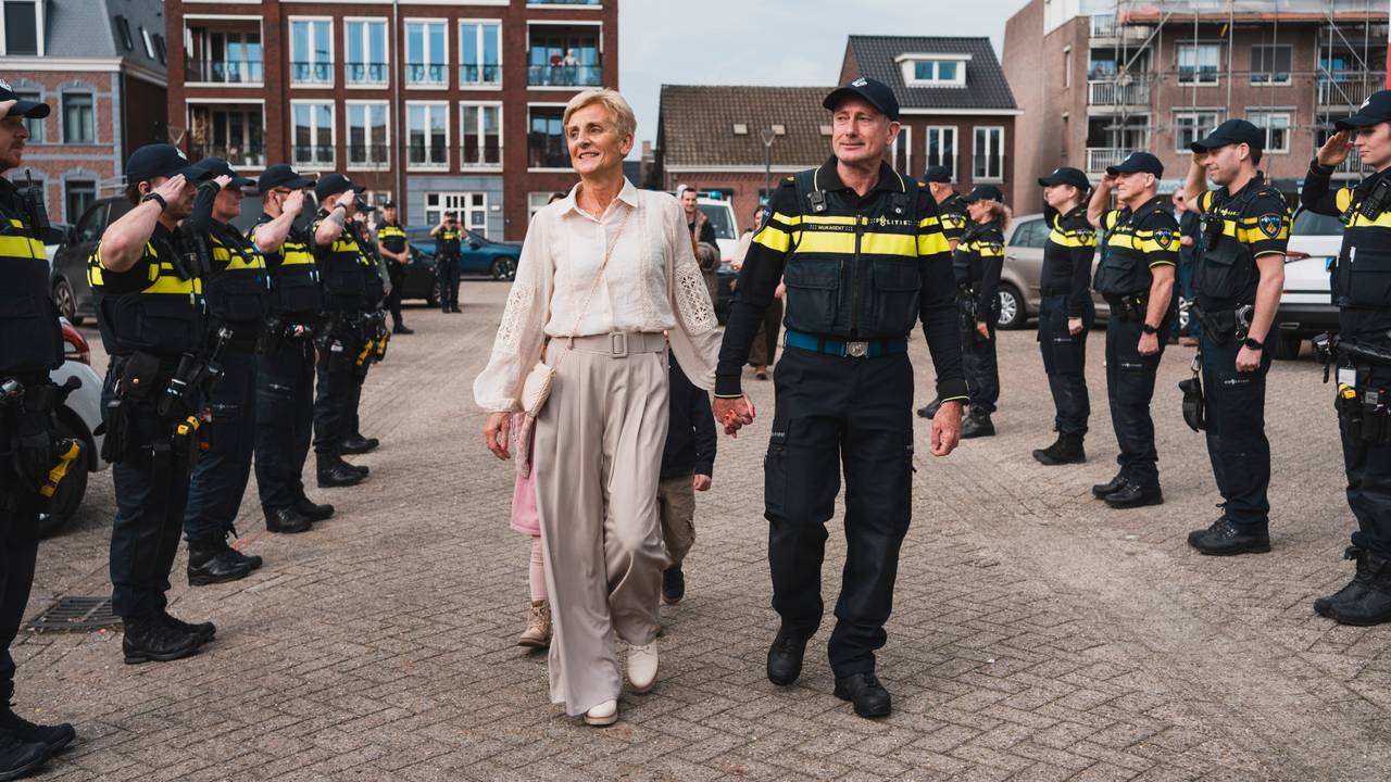 Agenten vormen een erehaag voor Tonny en zijn gezin (foto: privébeeld). 