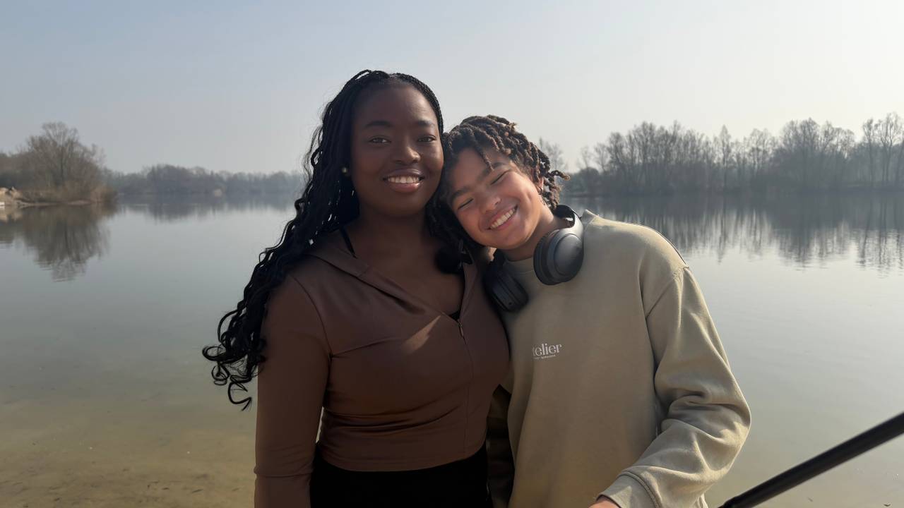 Sikkelcelziektepatiënt Florence Marina (36) en haar zoon Jah-Mayson (13) (foto: Ruud Ritzen)