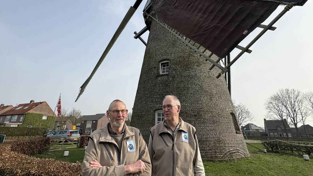 Jos en Ben bij hun trots: de graanmolen van Hapert (foto: Karin Kamp).