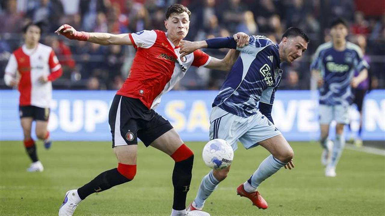 Anel Ahmedhodzic van Feyenoord en Steven Berghuis van Ajax met elkaar in duel. (Foto: ANP).