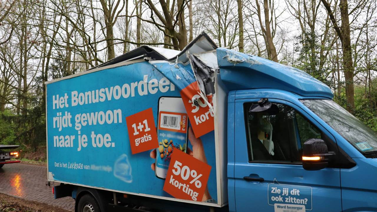 Het dak raakte flink beschadigd door de botsing. (Foto: Erik Haverhals / Persbureau Heitink.)