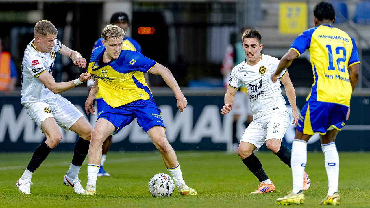 RKC-speler Loek Postma wordt vastgehouden door Roda JC-verdediger Dario van den Buijs (EYE4IMAGES / ANP).