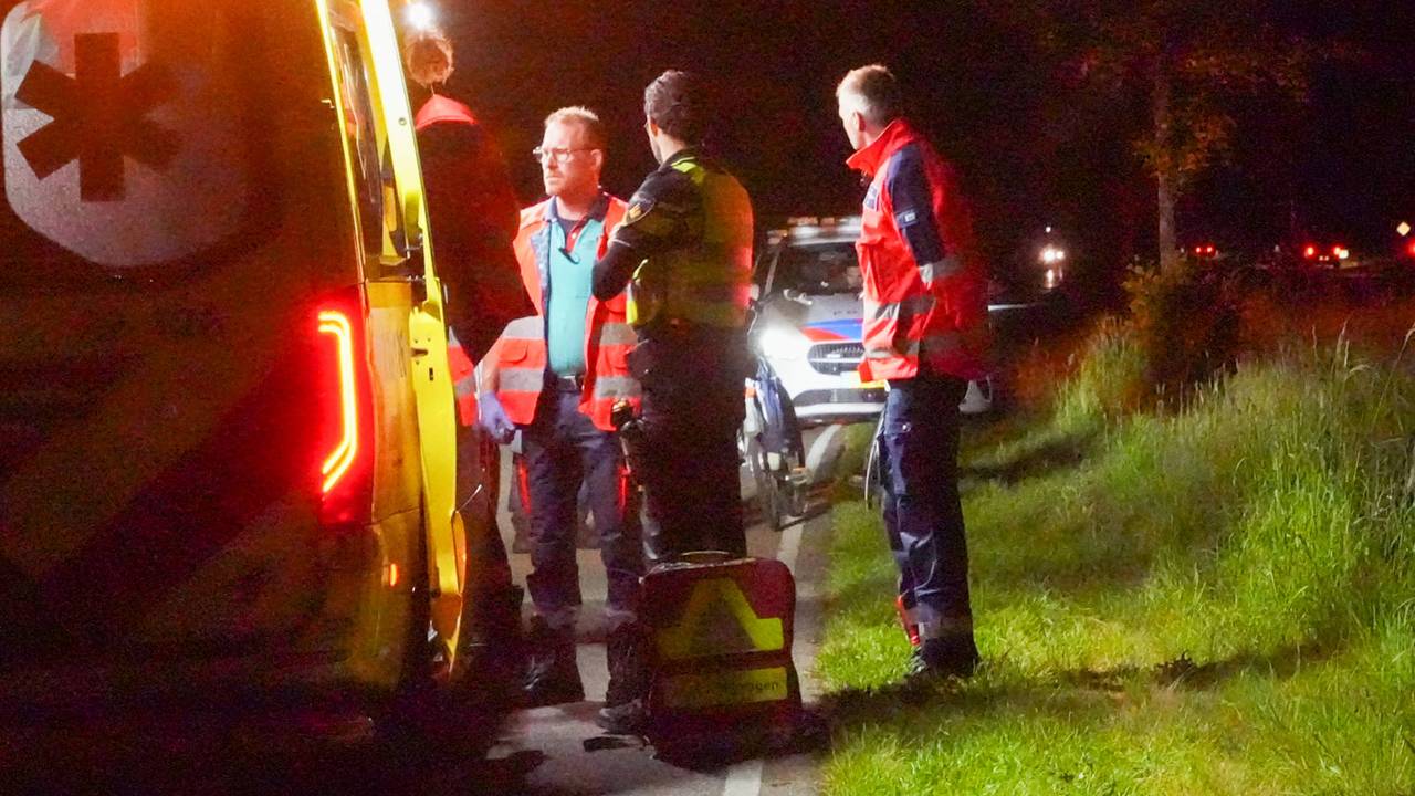 Meerdere hulpverleners kwamen naar de Beekseweg in Gemert (foto: Harrie Grijseels/Persbureau Heitink).