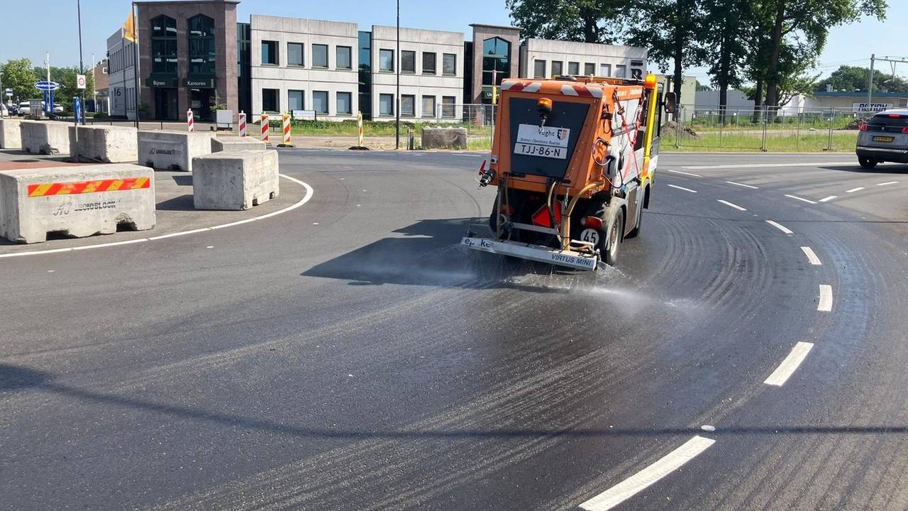Zout strooien bij extreme hitte (foto: gemeente Vught via Instagram)