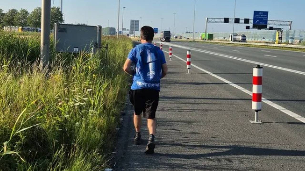De wandelaar was van het tankstation in Zevenbergschen Hoek onderweg naar een supermarkt (foto: Instagram verkeerspolitie Zeeland-West-Brabant).