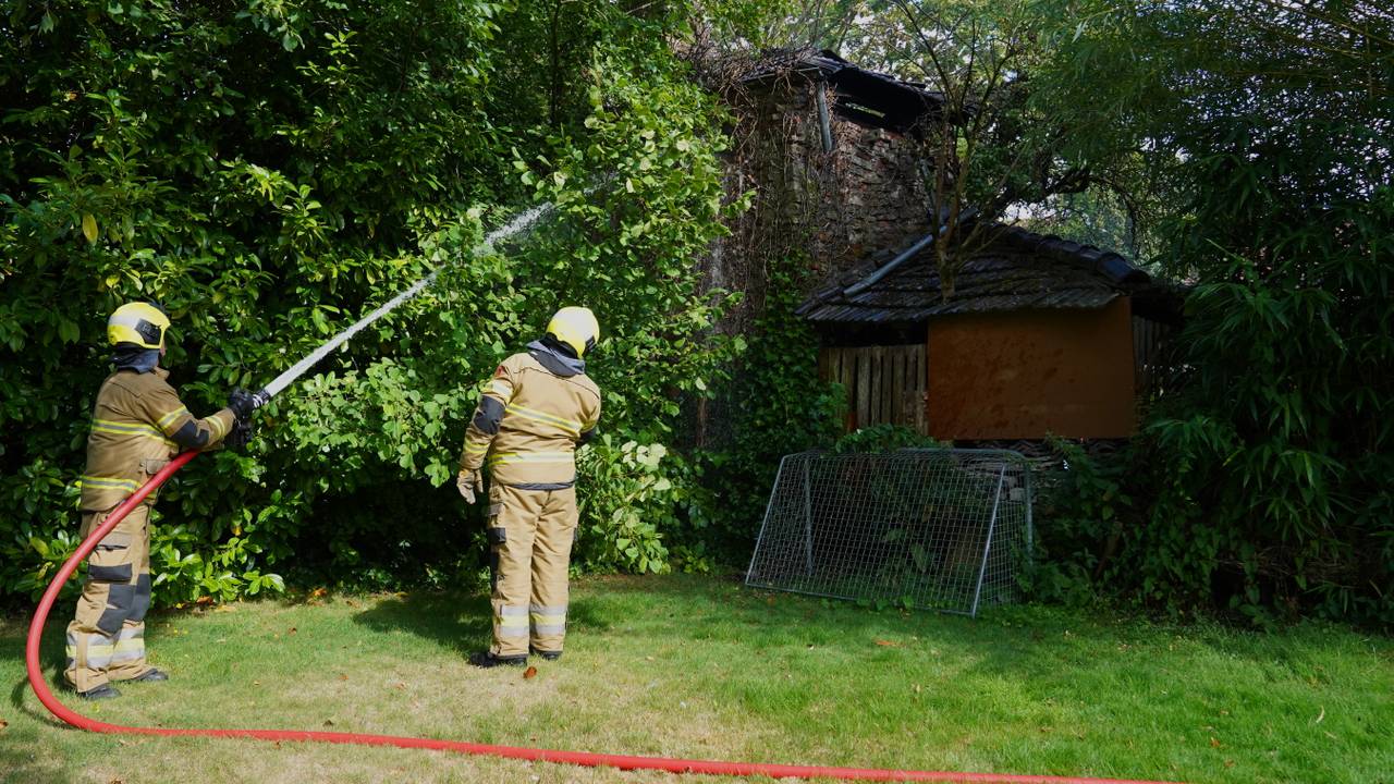 De brandweer blust de schuurbrand (foto: Bart Meesters/Persbureau Heitink).