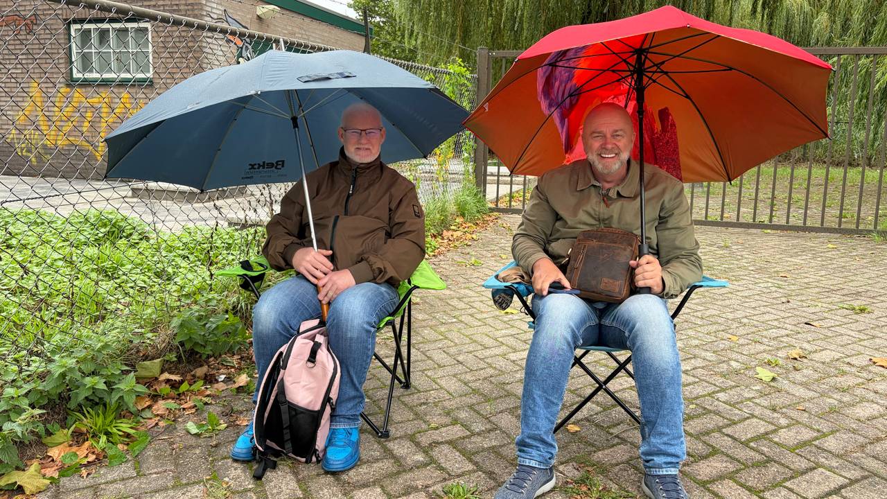 De paraplu's komen tevoorschijn (foto: Lobke Kapteijns).