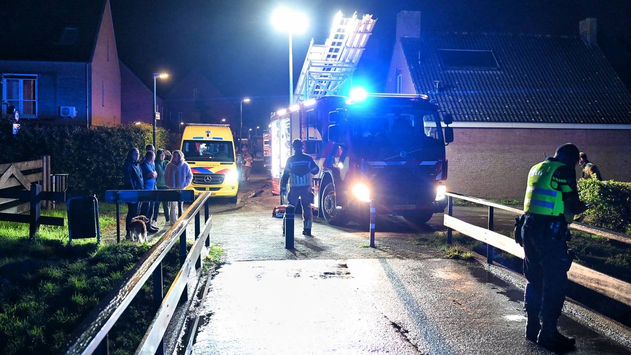 Inzittenden van invalidenbusje uit water gered door brandweer in Moergestel