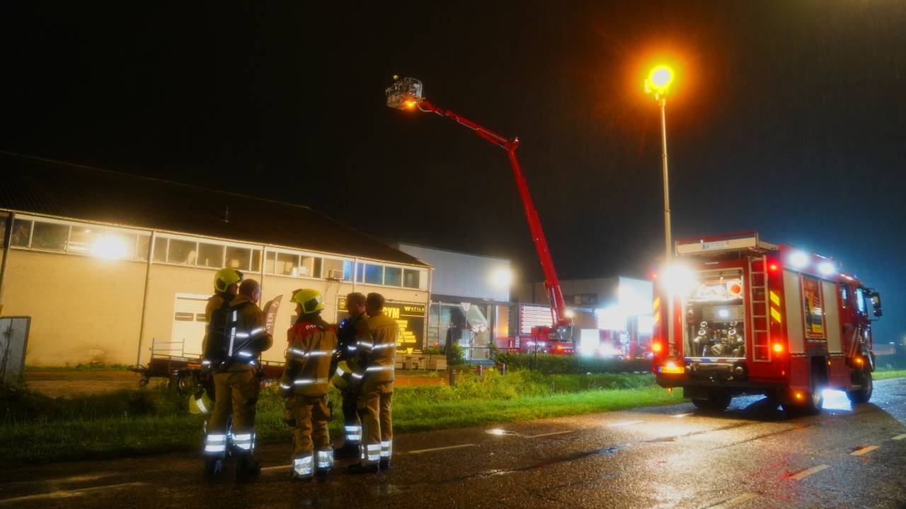 De brandweer bestreed de brand in het bedrijfsverzamelgebouw in Nieuwkuijk.